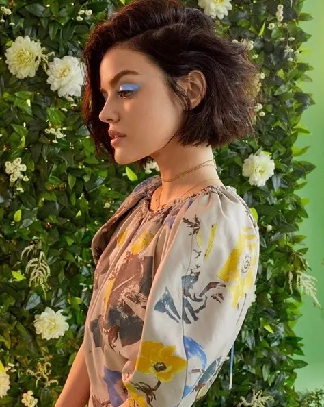 Make-up dan tema unik, dengan rambut pendek Lucy Hale hadirkan sisi pribadinya yang fun! /©instagram.com/lucyhale