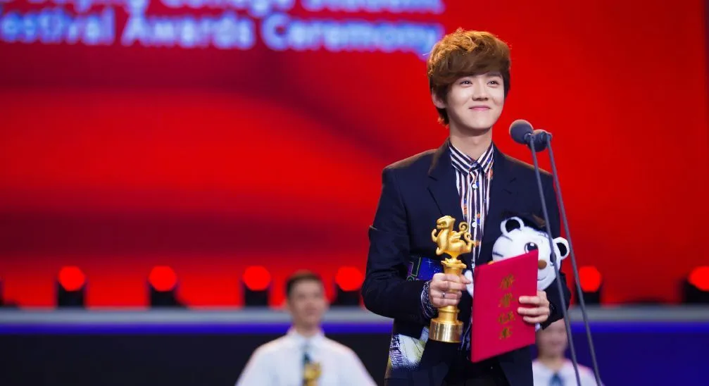 Luhan mendapat penghargaan sebagai aktor terpopuler lewat film 20 ONCE AGAIN. ©koreaboo.com