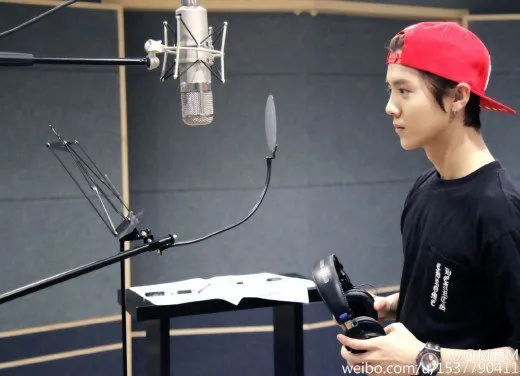 Momen Luhan saat melakukan rekaman untuk album solonya. ©soompi.com
