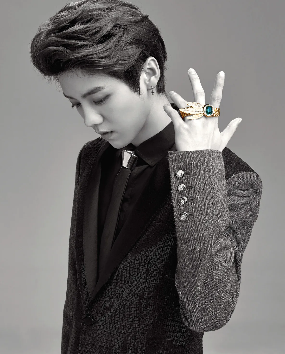 Luhan menganggap gajinya selama ini terlalu kecil jika dibandingkan dengan aktivitas dan kepopuleran EXO. Lotte Magazine®