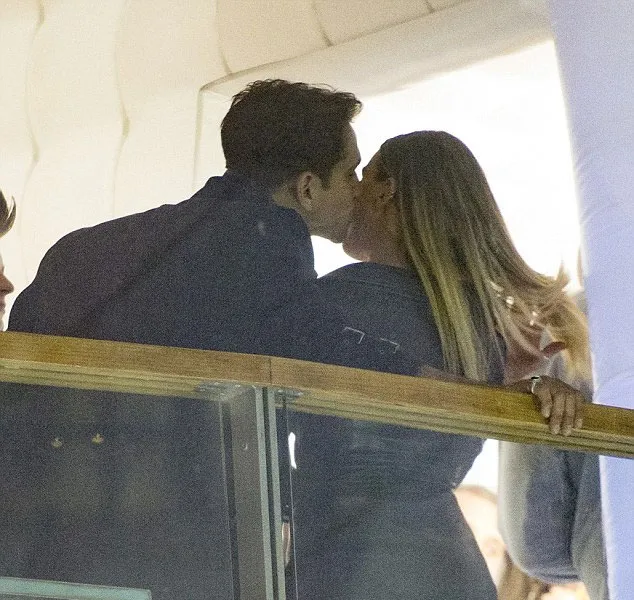 Luke beri ciuman di pipi Perrie Edwards © Dailymail.co.uk