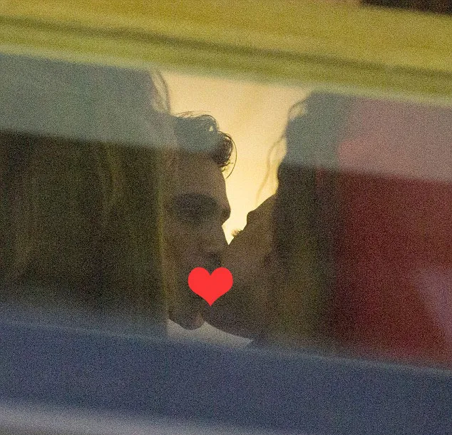 Luke dan Perrie tertangkap kamera ciuman mesra © Dailymail.co.uk
