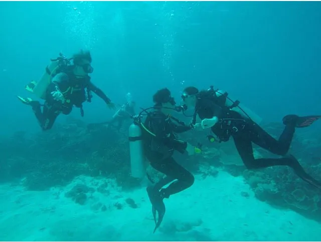 Luna Maya dan Reino Barack pamerkan kemesraan dari bawah air. ©Instagram/Luna Maya