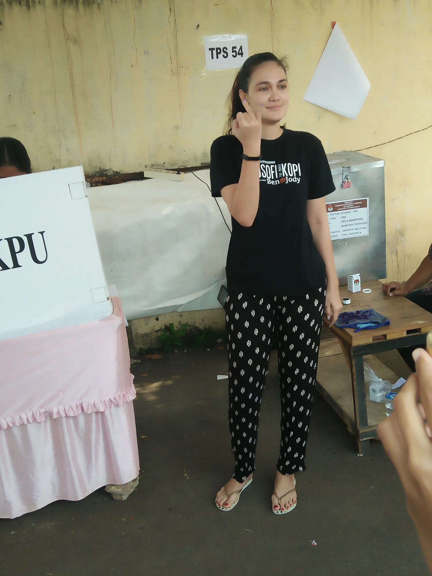 Tanpa make up, Luna Maya menanggapi permintaan warga yang ingin berfoto bersama dengannya dengan santai © KapanLagi.com/Nuzulur Rakhmah