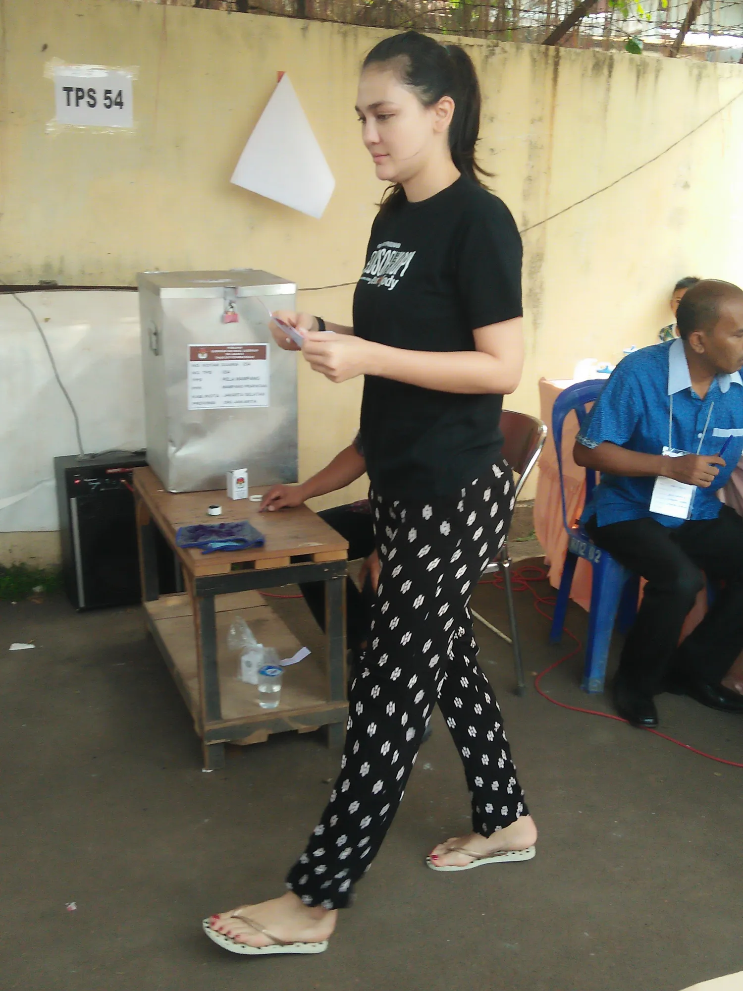 Luna Maya datang ke Tempat Pemungutan Suara (TPS) cuma dengan kaos dan sandal jepit © KapanLagi.com/Nuzulur Rakhmah