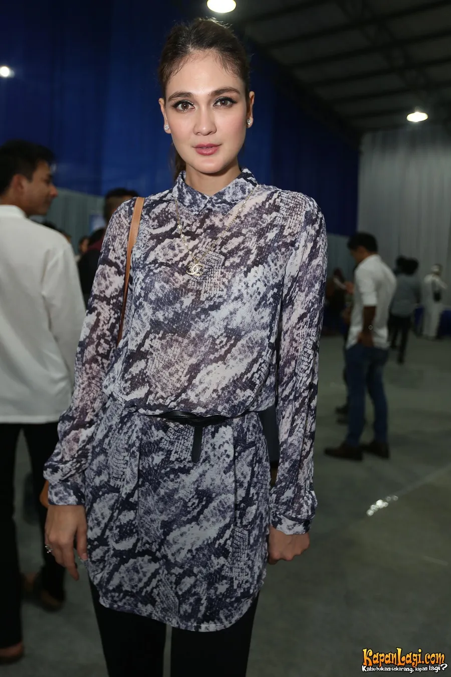 Sandal Luna Maya hilang saat ikut sahur on the road © KapanLagi.com®/Budy Santoso