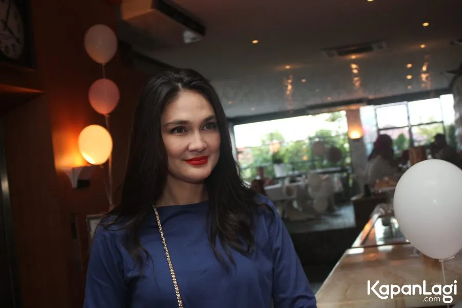Luna kebagian menelepon para artis © KapanLagi.com®/Agus Apriyanto