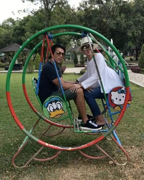 Kocak! Luna Maya dan Reino bermain ayunan bersama. /©instagram.com/lunamaya