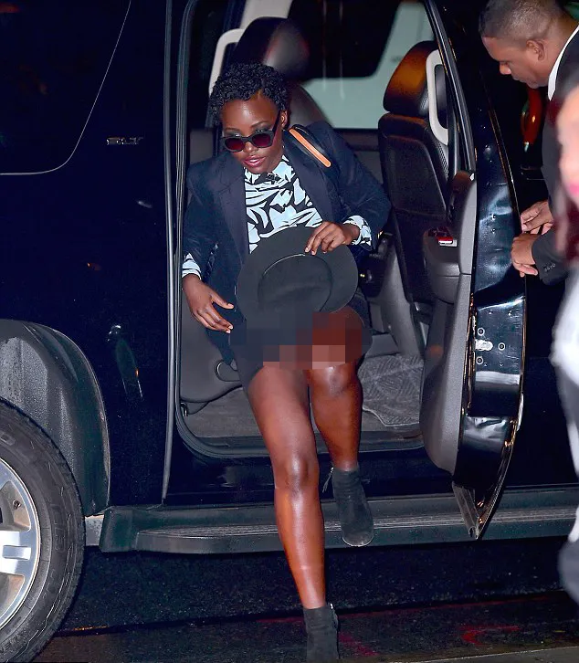 Pakaian dalam Lupita tertangkap kamera © Splashnews.com