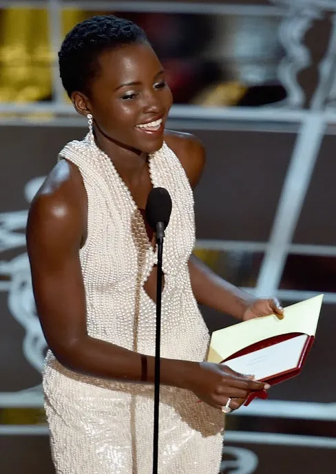 Inilah detil dress Lupita @ AFP