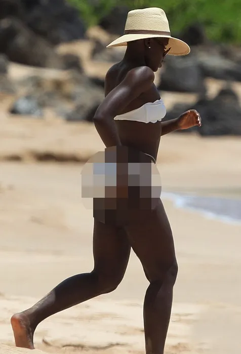 Penampilan eksotis Lupita saat memakai bikini @ splashnews.com