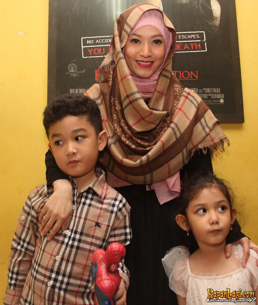 Lyra Virna mantap berhijab.