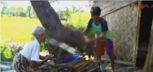 Holil, bocah Jember yang putus sekolah karena harus merawat nenek yang buta kena katarak © Facebook.com/Ayah Fany