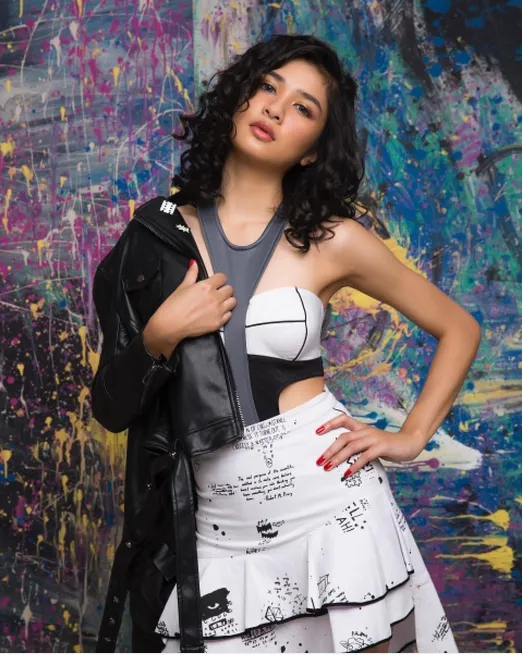 Selain pundak dan punggung, Mikha juga pamerkan kulit indah lengannya. /©instagram.com/miktambayong