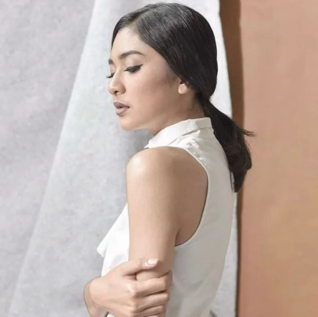 Meski sedikit terbuka, gaya berbusana Mikha masih terlihat classy dan elegan. /©instagram.com/miktambayong