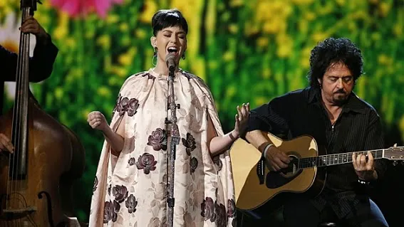 Penampilan Katy Perry saat menyanyikan lagu 'Yesterday'. ©abcnewsradioonline.com
