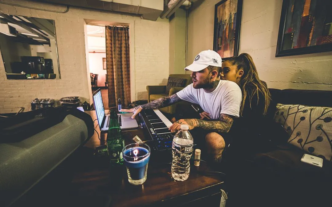 Ariana Grande dan Mac Miller tetap membiarkan cinta mereka utuh sebelum akhirnya benar-benar menjalin kisah-kasih asmara bersama © instagram.com/larryfisherman