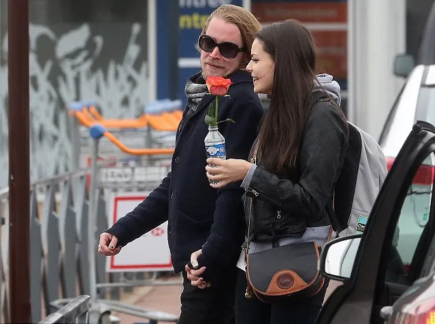 Kekasih baru Macaulay Culkin @ dailymail.co.uk