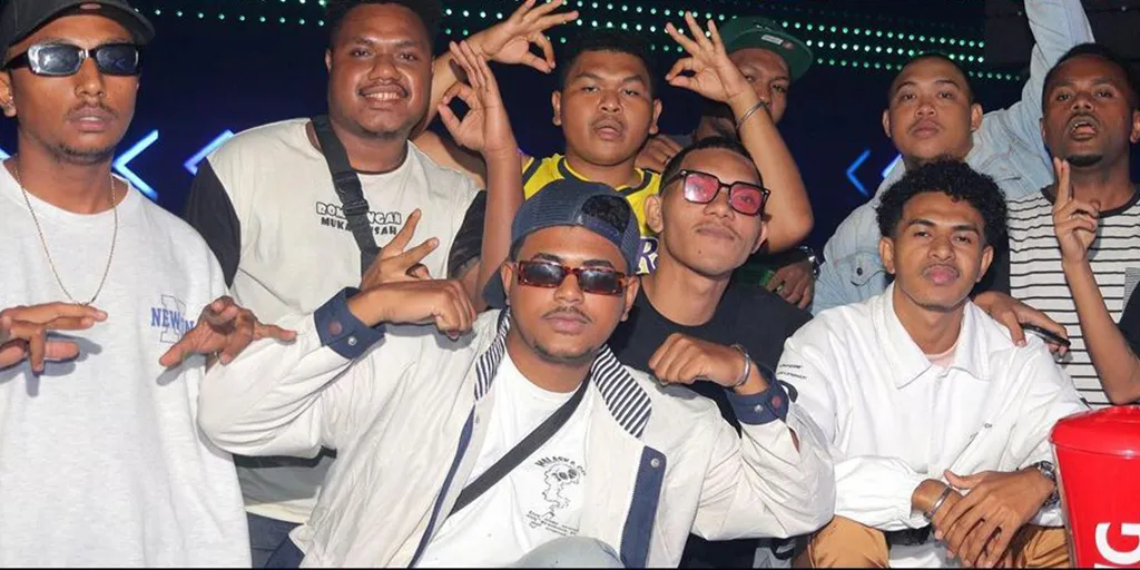 M.A.C - Cuma Saya