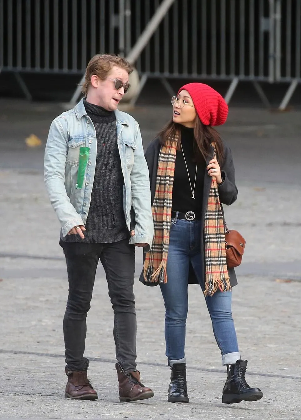 Seakan dunia hanya milik berdua © dailymail.co.uk