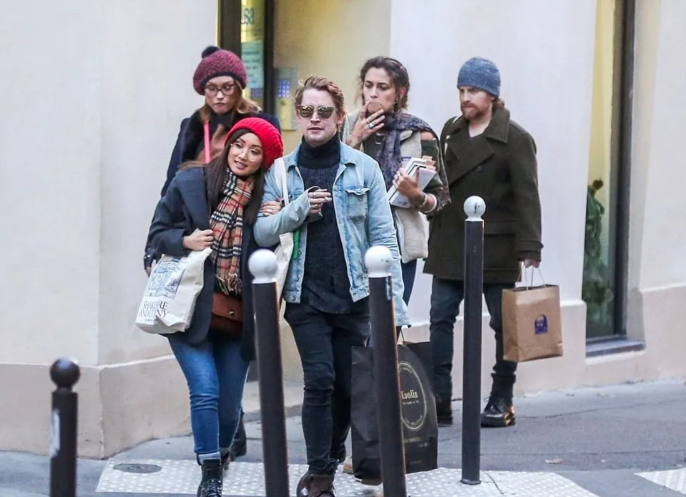 Tak hanya berdua saja, Paris Jackson juga ikut bergabung di antara mereka © dailymail.co.uk