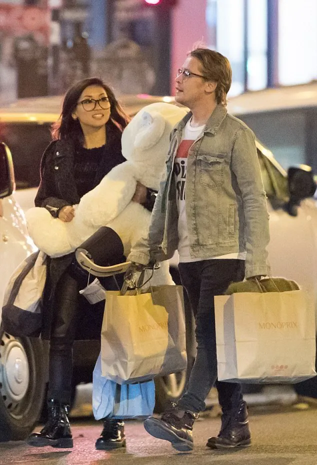 Macaulay dan Brenda shopping di Paris © dailymail.co.uk