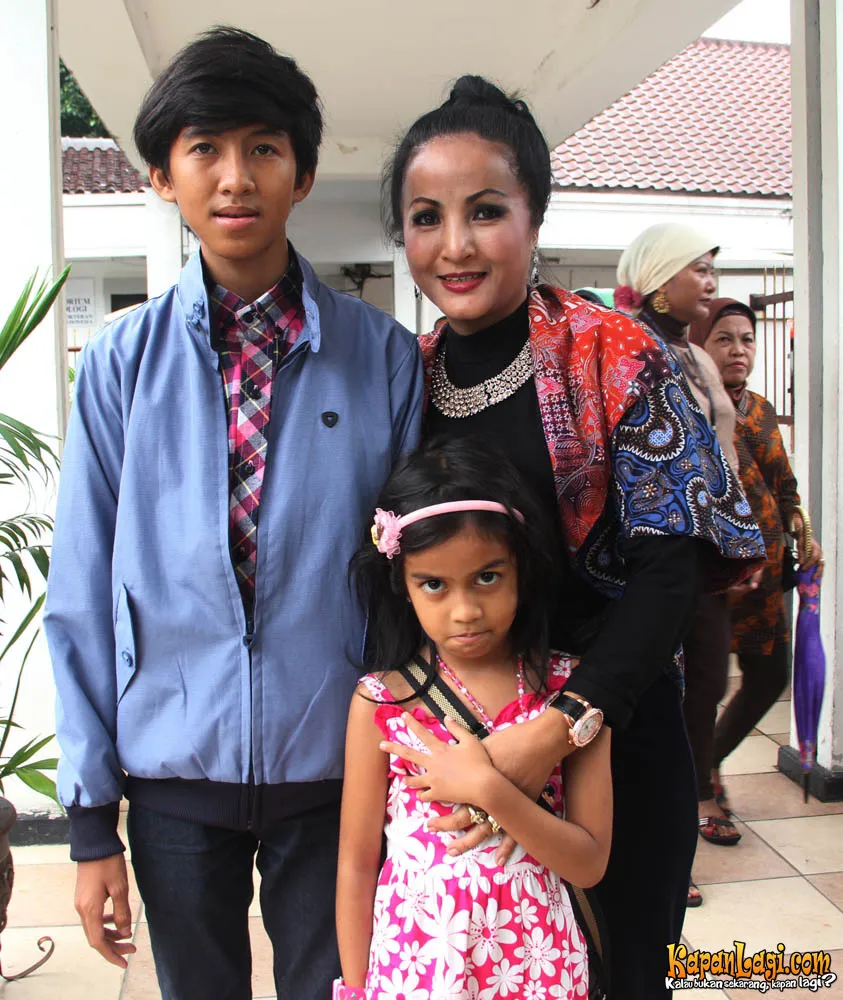 Machica Mochtar dengan anak-anaknya