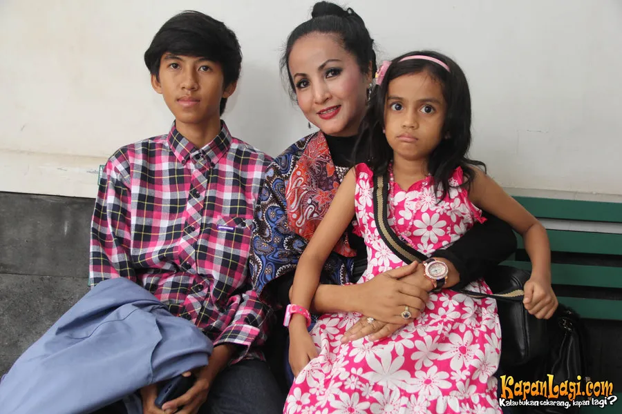 Machica dan kedua anaknya. @KapanLagi.com®