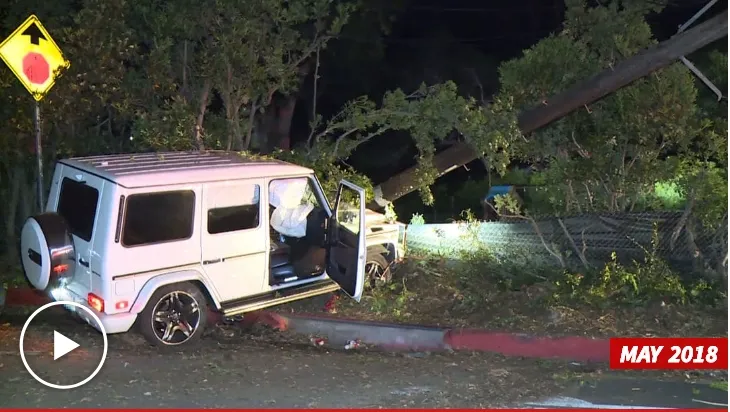 Kondisi mobil Mac yang menghantam tiang jalan bulan Mei lalu. (MEGA via TMZ)