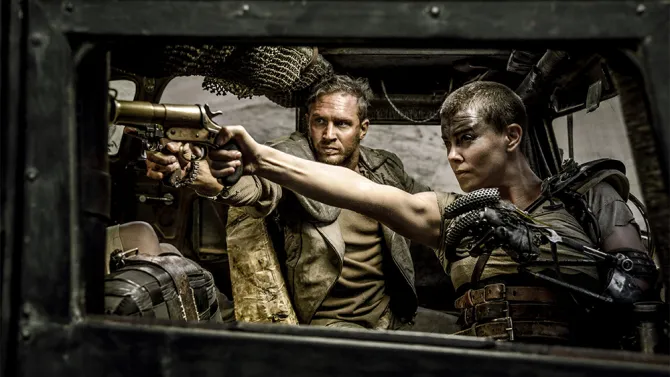 Aksi Tom Hardy dan Charlize Theron dalam MAD MAX: FURY ROAD © Warner Bros. Pictures