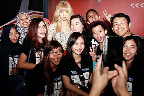 Sebelum ketemu Taylor Swift yang asli, berpose dulu bareng replikanya di Madame Tussauds Singapura.