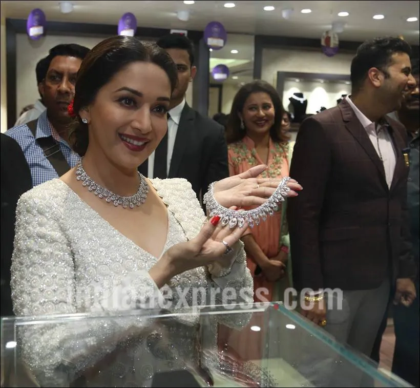 Madhuri Dixit tampil mewah dengan berlian miliknya © Indianexpress.com