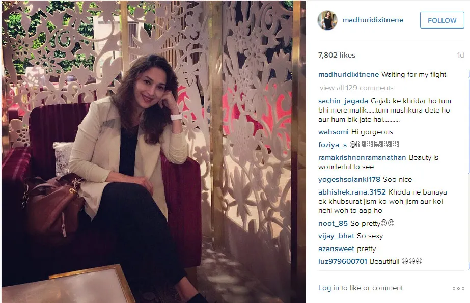 Madhuri tampak sedang menunggu penerbangannya menuju Amerika Serikat @instagram.com/madhuridixitnene