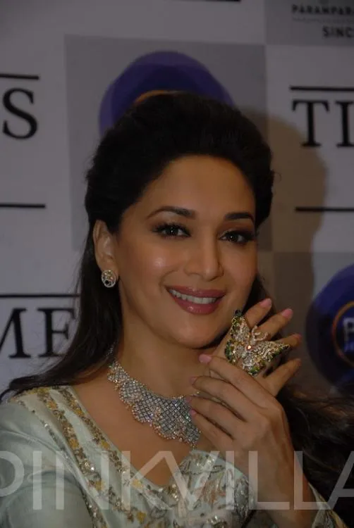 Madhuri Dixit tersenyum manis saat pamer perhiasan mewahnya © Pinkvilla.com