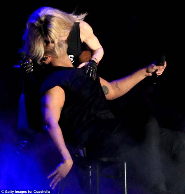Madonna mendaratkan kecupan pada Drake secara tiba-tiba ©dailymail.co.uk/coachella