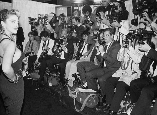 Madonna berpose di hadapan para fotografer. (cred: boredpanda.com)