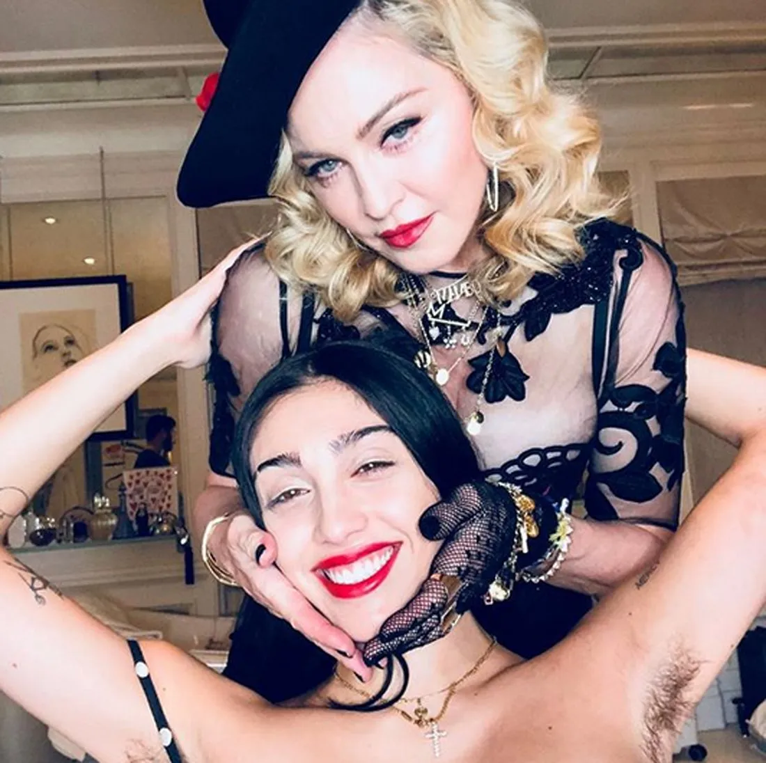 Lourdes dengan bangga pamer bulu ketiak gondrong © instagram.com/madonna