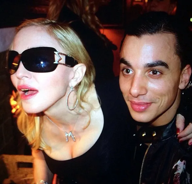 Madonna dan kekasih barunya @ dailymail.co.uk