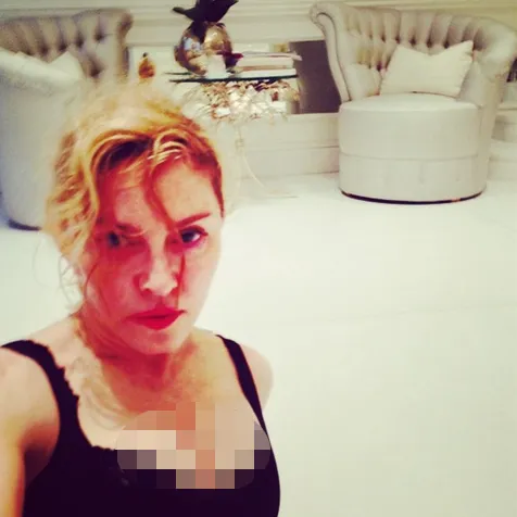 Hebohnya selfie, Madonna sengaja tampil seksi @ instagram.com/madonna