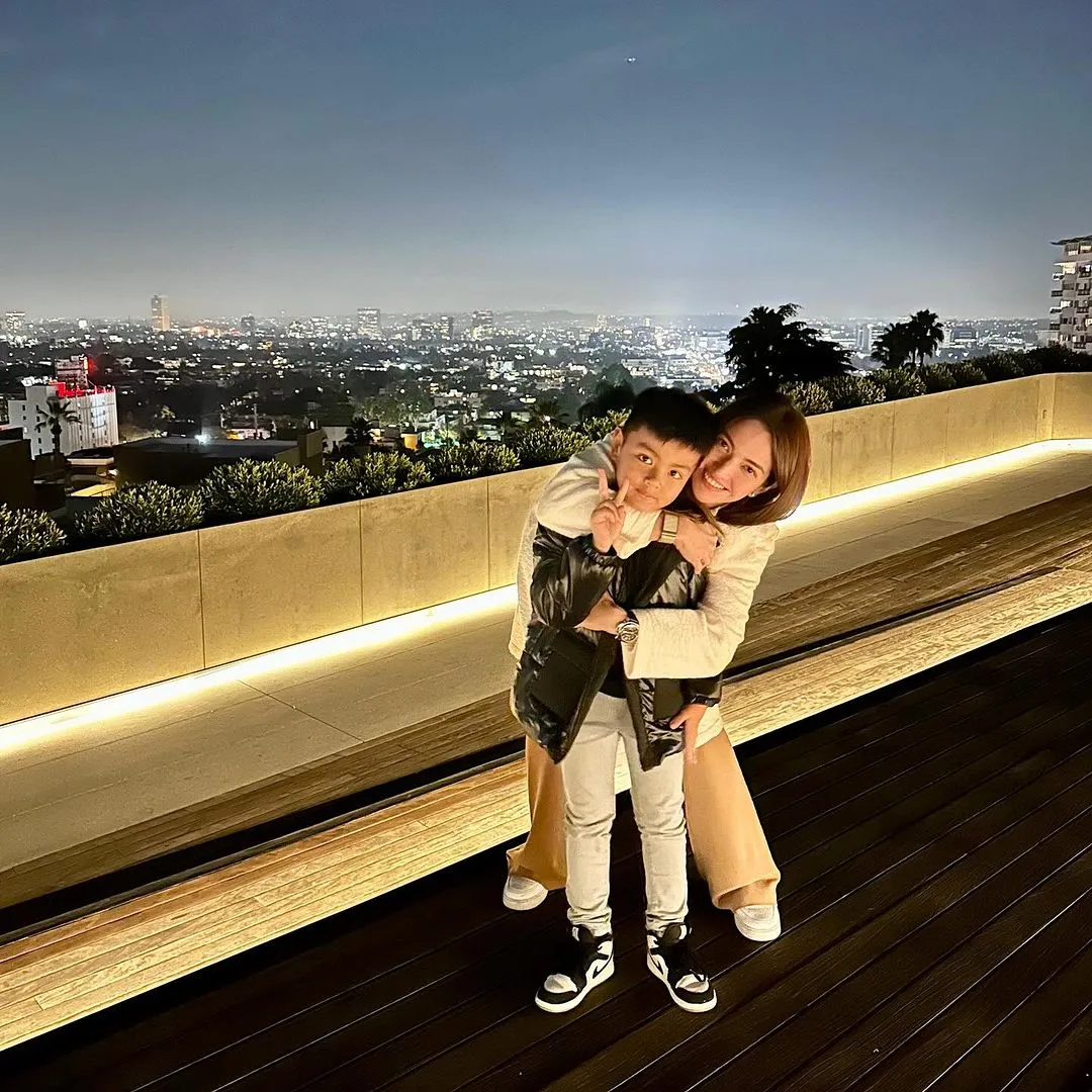 Anak Nia Ramadhani Nonton Sinetron BAWANG MERAH BAWANG PUTIH (Credit: Instagram/ramadhaniabakrie)