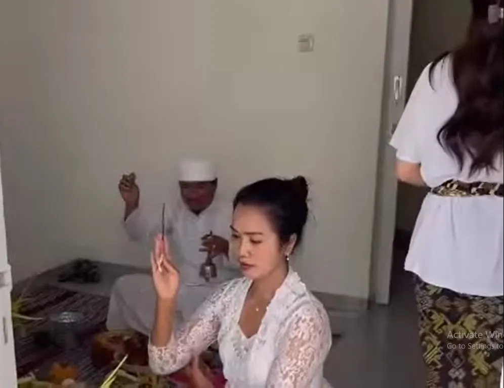 Upacara Mahalini Tempati Rumah Baru (Credit: Instagram/Dipo Arya)