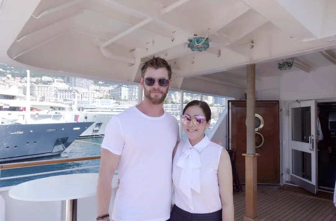 Maia Estianty pose bareng aktor Hollywood, Chris Hemsworth © Instagram.com/maiaestianty