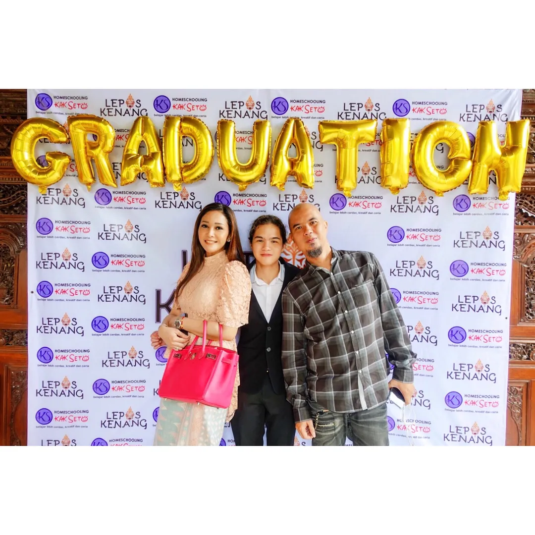 Beberapa waktu lalu, Maia Estianty hadir bersama Ahmad Dhani dalam momen kelulusan Dul Jaelani © instagram.com/maiaestiantyreal