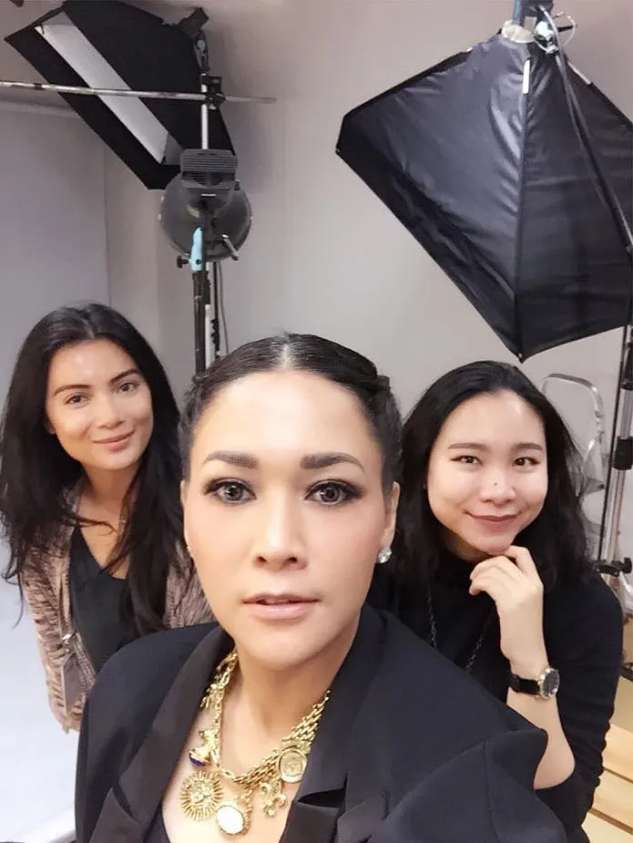 Maia Estianty saat melakukan pemotretan bersama Harper's Bazaar. ©Instagram/Maiaestiantyisreal