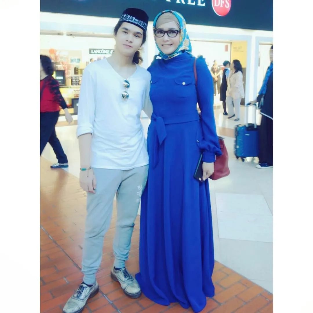 Maia Estianty dan Dul Jaelani sebelum berangkat umrah. ©Instagram/maiaestiantyreal