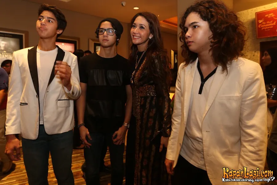 Hadir di press screening 'TJOKROAMINOTO', Maia gandeng ketiga putra gantengnya ©Budy Santoso