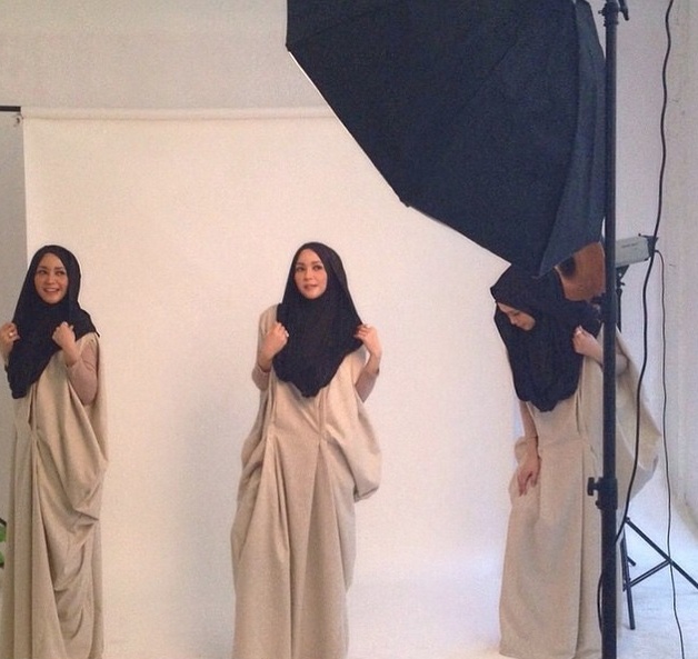 [Foto] Maia Estianty Berhijab Syar'i, Anggun dan Hangatkan Hati