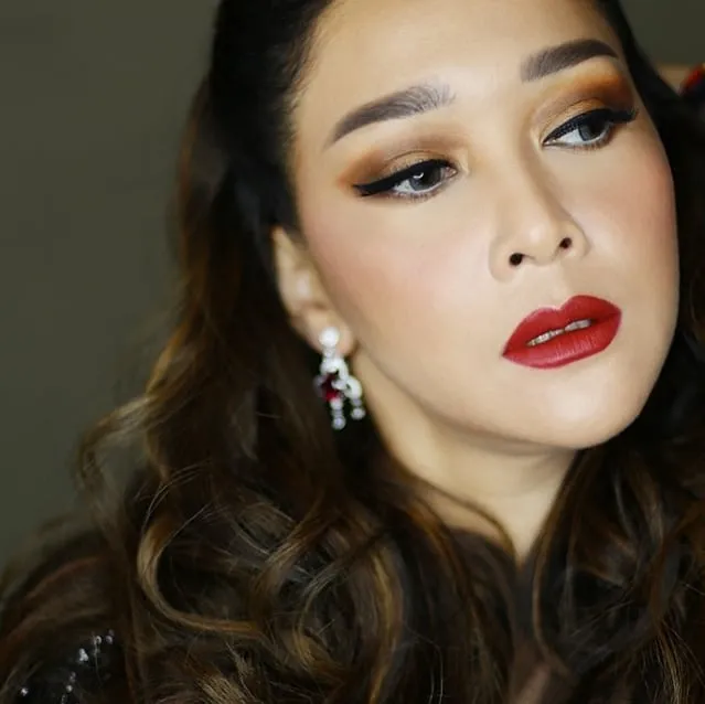 Pose Maia pamerkan bibir berpoles lipstick merah. Credit: via instagram.com/bumiauw