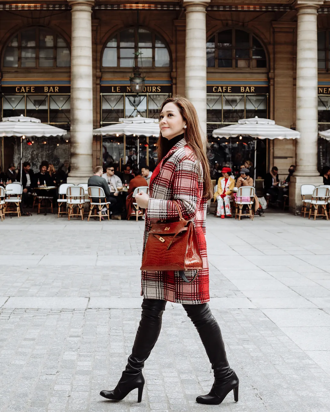 Perpaduan busana stylish Maia saat liburan ke Paris. Credit: via instagram.com/maiaestiantyreal