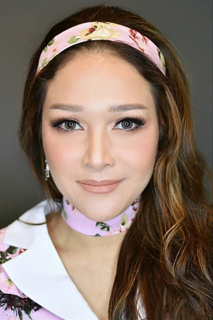 Cantik! Gaya Maia dengan riasan wajah yang flawless. Credit: via instagram.com/maiaestiantyreal